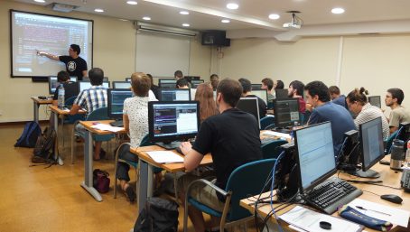 Blas Benito (Universidad de Bergen) explicando códigos de R a los/as alumnos/as