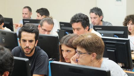 Alumnos/as del taller trabajando en los casos prácticos