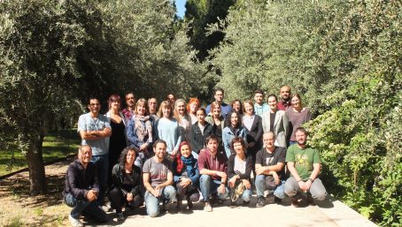 Foto de grupo del alumnado, Jose García y el equipo GBIF.ES