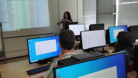 Carmen Lujano explica a los alumnos del #tallerElysia2022 la puesta a punto y la configuración de Elysia 3.0